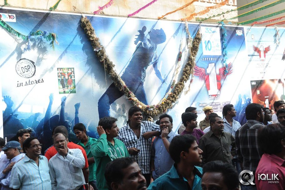 1-Nenokkadine-Hungama-at-RTC-Cross-Roads